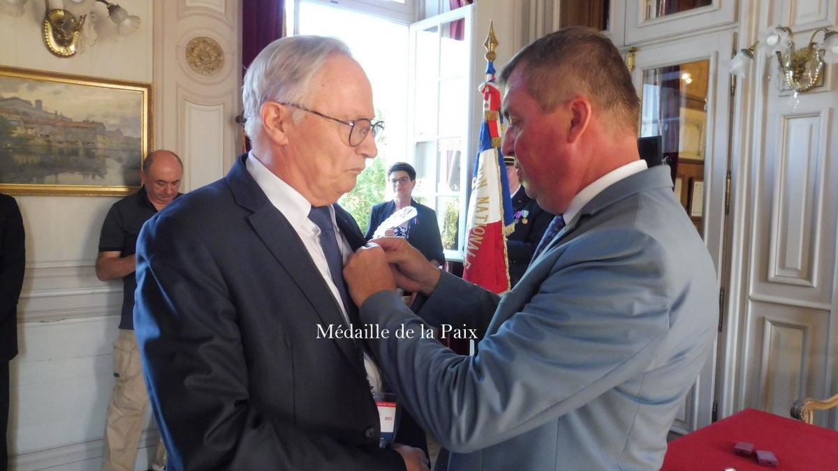 Remise de la Médaille de la paix par le Maire de VERDUN